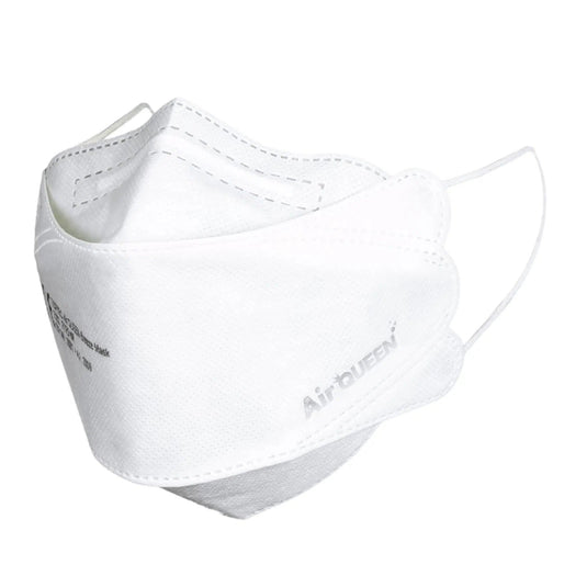 Die partikelfiltrierende Mund-Nasen-Schutzmaske Air Queen CE2163 hat ein weißes Design mit sichtbaren Ohrschlaufen und dem seitlich aufgedruckten Text „Air QUEEN“. Sie ist aus flexiblem, atmungsaktivem Material gefertigt und mit einem Nano-Faser-Filter ausgestattet.