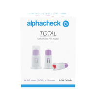 Une boîte d'aiguilles de sécurité Alphacheck TOTAL 30G x 5 mm de la société Berger Med GmbH, photographiée sur fond blanc. L'emballage présente deux pointes d'aiguille dotées d'embouts violets et rouges, indiquant clairement la taille de l'aiguille (0,30 mm x 5 mm) et une quantité de 100 pièces, idéales pour les stylos à insuline.