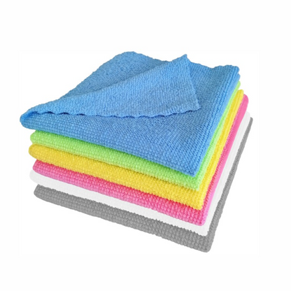 Une pile de chiffons en microfibre Arcora ECO-LINE 2in1 en bleu, vert, jaune, rose, blanc et gris de la société Arcora International GmbH est soigneusement arrangée pour la désinfection des surfaces. Le chiffon bleu structuré est placé en haut de la pile et assure propreté et efficacité à chaque passage.