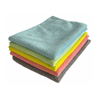Une pile de chiffons en microfibres Arcora TOP-LINE de la société Arcora International GmbH, disponibles en bleu vif, jaune, vert, rose et gris. Ces chiffons de 40 x 40 cm conviennent parfaitement aux surfaces délicates et répondent à toutes les exigences en matière de nettoyage.