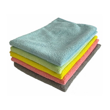 Ein Stapel Arcora TOP-LINE Mikrofasertücher der Arcora International GmbH, gefertigt in leuchtendem Blau, Gelb, Grün, Pink und Grau von Reinigungstüchern. Diese 40 x 40 cm großen Tücher eignen sich perfekt für empfindliche Oberflächen und erfüllen alle Reinigungsanforderungen.