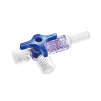Le B. Braun Robinet à trois voies Discofix®, fabriqué par B. Braun Deutschland GmbH & Co. KG propose un robinet médical à trois voies doté d'une poignée bleue. Il se compose de trois raccords – deux munis d'embouts en plastique transparent et un doté d'une buse pointue – ainsi que d'un corps central transparent muni d'un levier bleu permettant de réguler le débit du liquide. Il est ainsi idéal pour les applications de perfusion nécessitant une grande précision.