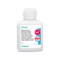 Sur une bouteille blanche, on peut lire «B. Braun « Lotion lavante Softaskin® » : un texte multilingue décrit cette lotion comme une lotion lavante douce et respectueuse de l'environnement. Un label de qualité est bien en évidence sur le flacon et, au fond de celui-ci, figure le nom «B. Braun « Deutschland GmbH & Co. KG », ce qui garantit que la lotion ne contient pas de microplastiques.