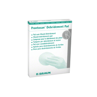 Un'illustrazione del B. Braun Tamponi per debridement, confezione da 3 | Confezione (3 pezzi) di B. Braun Deutschland GmbH & Co. KG presenta una confezione bianca con scritte in verde e grigio, etichette multilingue e l’immagine di una mano che utilizza il tampone per il debridement delle ferite, mettendo in risalto l’efficace lato in microfibra.