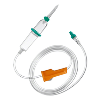 Das B.Braun Intrafix® SafeSet von B. Braun Deutschland GmbH & Co. KG ist ein Premium-Infusionsgerät mit durchsichtiger Kammer, Nadel und 180 cm langem Spiralschlauch. Es ist mit einem grünen Durchflussregler und einer orangefarbenen Klemme für eine präzise Kontrolle bei Druck- und Schwerkraftinfusionen ausgestattet.
