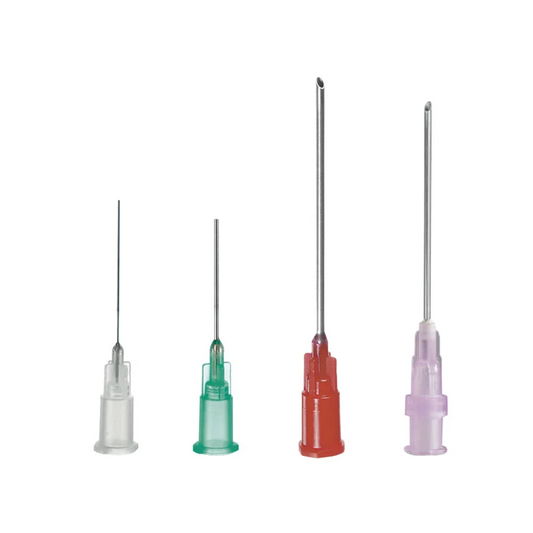 Vier B. Braun Sterican® Mix-Injektionskanülen mit verschiedenfarbigen Ansätzen, in aufsteigender Größe von links nach rechts angeordnet, isoliert auf einem weißen Hintergrund.