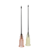 Sur un fond blanc, on voit, disposées verticalement, deux aiguilles médicales fines et pointues, munies d'embouts. L'une d'elles, dotée d'un embout rose, est la B. Braun Sterican®, qui est fabriqué par B. Braun Deutschland GmbH & Co. KG est utilisée pour les prélèvements sanguins, tandis que l'autre aiguille, idéale pour les ponctions indolores, est dotée d'un capuchon transparent.