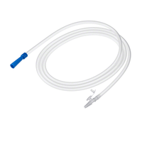 Un tuyau blanc enroulé, muni d'une extrémité bleue et d'un raccord transparent, similaire au B. Braun Tuyaux d'aspiration Vacufix® avec entonnoir/embout de B. Braun Deutschland GmbH & Co. KG, équipée d'une petite pince en plastique permettant de réguler le débit.