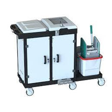 Der Arcora Bora Medical 750 Servicewagen Komplett von Arcora International GmbH ist ein Reinigungswagen mit zwei weißen Fächern, vier Rädern, Mop-Eimer mit Auswringvorrichtung, Griff, geschlossenen Stauraumtüren und einer flachen Ablagefläche für Verbrauchsmaterial.