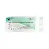 Une boîte rectangulaire blanc-vert avec l'inscription "Deepblue LAIENTEST 1er COVID-19 Antigen Rapid Test Kit" d'Altruan, semblable à un kit de test d'anticorps, est ornée de symboles et de texte ; à droite se trouve une bandelette de test unique.