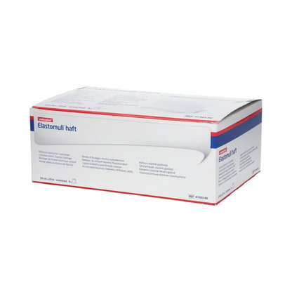 Eine Schachtel BSN Elastomull® haft, eine weiße elastische Mullbinde der BSN Medical GmbH, wird ausgestellt. Die Verpackung weist blaue und rote Akzente auf, die das Etikett als elastische Fixierbinde hervorheben. Der Text auf der Schachtel enthält Produktinformationen und Spezifikationen in mehreren Sprachen.