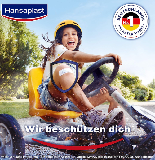 Ein fröhliches junges Mädchen fährt mit einem Tret-Gokart durch einen Park. Sie trägt einen Helm und hat einen Verband am Knie. Der Text auf dem Bild lautet oben „Hansaplast“ und unten „Wir beschützen dich“. Außerdem ist ein Siegel zu sehen, das Hansaplast als Deutschlands Pflastermarke Nr. 1 ausweist.
