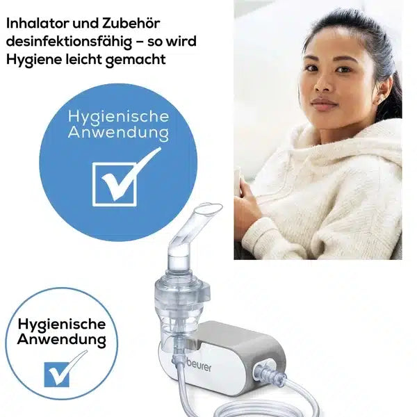 Eine Frau sitzt auf einer Couch und schaut in die Kamera. Unten ist der Auslaufartikel: Beurer kleiner Inhalator IH 58 von Beurer GmbH, mit Schläuchen und einem Häkchen-Symbol mit der Aufschrift "Hygienische Anwendung" für einfache Hygiene mit Asthma-Inhalatoren und Zubehör.