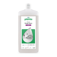 Una bottiglia bianca da un litro di Buzil Rinax® Soap Zero P 960, lozione ecologica per il lavaggio delle mani prodotta dalla BUZIL-WERK Wagner GmbH & Co. KG, riporta sull’etichetta l’immagine di mani lavate sotto un rubinetto, sottolineandone così le proprietà delicate sulla pelle. Il design chiaro e pratico della bottiglia mette in risalto i dettagli essenziali del prodotto e i loghi.