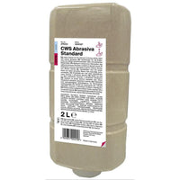 Una bottiglia in plastica di colore beige con la scritta "CWS Detergente per le mani Abrasiva, 2000 ml" della CWS presenta un'etichetta bianca multilingue con i dettagli del prodotto e gli ingredienti. Questa confezione rettangolare dagli angoli arrotondati contiene un efficace detergente per le mani prodotto in Germania.
