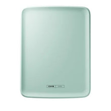 Die rechteckige, hellgrüne CWS PureLine-Frontplatte für den Paperroll NT Hybrid Spender mit abgerundeten Kanten trägt unten in der Mitte ein kleines schwarz-weißes Etikett mit dem Schriftzug "DMS kitchen", das sich von einem schlichten weißen Hintergrund abhebt.