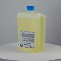 Su una superficie bianca e rotonda è posizionato un flacone rettangolare e trasparente da 500 ml di crema saponosa CWS Best Antibact, dotato di tappo blu e contenente sapone giallo. L’etichetta frontale mette in risalto i benefici per la cura della pelle.