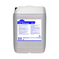 Auf einem großen weißen Plastikbehälter mit blauem Etikett von Diversey Deutschland GmbH & Co. OHG steht „Clax Build forte 12C1“, speziell formuliert als alkalischer Waschkraftverstärker mit komplexierenden Eigenschaften für hartes Wasser. Das Etikett enthält detaillierte Produktinformationen und Spezifikationen. Der Behälter hat einen schwarzen Deckel und hat ein Fassungsvermögen von 20 Litern.