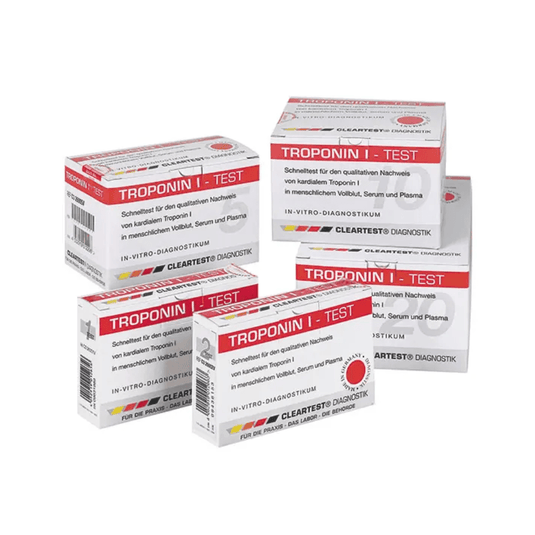 Sono disposte una accanto all’altra cinque confezioni del test Cleartest® Troponina I su sangue intero per l’infarto della Servoprax GmbH. La confezione è prevalentemente bianca con dettagli rossi e riporta testi relativi alla diagnostica in vitro e al marchio Cleartest, specializzato nella diagnosi della sindrome coronarica acuta e dell’infarto miocardico.