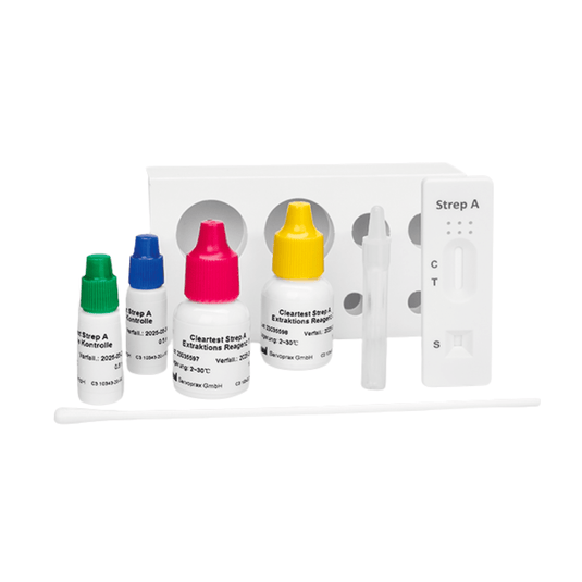 Su una superficie bianca è posizionato il kit di test a cassetta Cleartest Strep-A della Servoprax GmbH, che contiene quattro flaconi di soluzione colorata, un test a cassetta con la scritta «Strep A», un tampone e una provetta. Questo kit completo fornisce risultati accurati per il test degli streptococchi di gruppo A comodamente da casa propria.