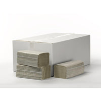 Derrière trois piles de serviettes pliées Diversey, pliage ZZ, 1 épaisseur, blanc naturel, en papier recyclé (compatibles avec les références D7525452/D7525453), se trouve une boîte blanche posée sur une surface blanche sobre, sur fond blanc.