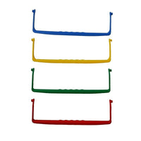 Quattro ganci per secchi Di Protect 7L della Diversey Deutschland GmbH & Co. OHG sono disposti in una pila verticale su sfondo bianco. Ciascun gancio, robusto e resistente, è disponibile nei colori blu, giallo, verde e rosso per confezione (4 pezzi per cartone).