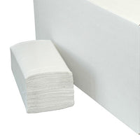 Une pile de lingettes pliées en V, extra-blanches, à une épaisseur, en papier recyclé, de la marque Diversey Deutschland GmbH & Co. OHG (250 feuilles) est posée à côté d'une grande boîte blanche sur un fond sobre.