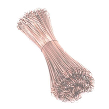 Ein Bündel von 200 DEISS Drahtschlingen zum Verschließen von Müllsäcken, verkupfert von der EMIL DEISS KG (GmbH + Co.), besteht aus dünnen, kupferbeschichteten Drähten mit hakenförmigen Enden zum sicheren Verschließen von Müllsäcken.