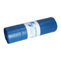 Un sacco per rifiuti DEISS PREMIUM® tipo 80 arrotolato con cordoncino di chiusura, prodotto dalla EMIL DEISS KG (GmbH + Co.) in materiale riciclato, provvisto di un’etichetta bianca con testo e grafica che ne sottolinea l’impressionante resistenza alla perforazione e allo strappo.