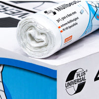 Su un cartone è posato un rotolo di sacchetti per rifiuti DEISS Universal Plus®, da 30 litri, prodotto da EMIL DEISS KG (GmbH + Co.) con scritte in blu e arancione. Il testo riporta la dicitura «sacchetti per rifiuti» nonché informazioni relative alla pellicola speciale in HDPE, alle dimensioni e al materiale. Sullo sfondo è parzialmente visibile un altro rotolo.