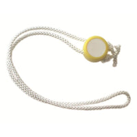 Il cordoncino di chiusura Novocal | Confezione (1 pezzo) di Novocal è un cordoncino intrecciato bianco con un elemento in plastica di forma circolare, di colore giallo e bianco, raffigurato su uno sfondo bianco semplice.