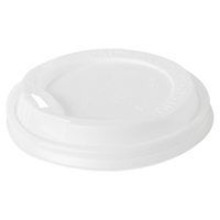 Un couvercle blanc jetable en CPLA pour gobelet à café, muni d'une ouverture pour boire et d'un avertissement gravé, idéal pour les boissons chaudes, est disponible chez Duni GmbH sous la référence « Couvercle pour 170701/170634/182847 24 cl blanc » en paquet de 40.