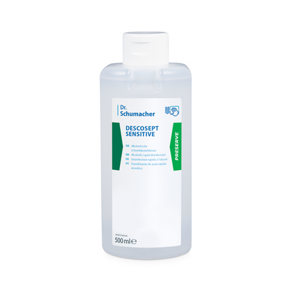 Une bouteille de 500 ml de désinfection rapide Dr. Schumacher Descosept Sensitive de Dr. Schumacher GmbH, développée pour la désinfection des produits médicaux. La bouteille transparente dispose d'une étiquette blanche avec le nom du produit et des instructions d'utilisation en plusieurs langues, dont l'anglais, l'allemand et le français, ainsi qu'une étiquette verte « Preserve » sur le côté.