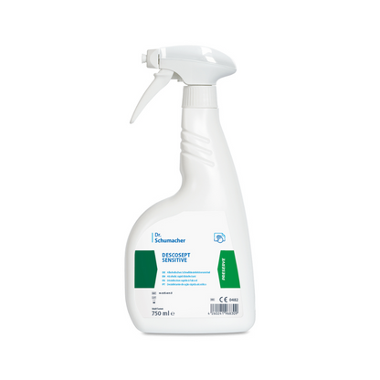 Un flacon pulvérisateur de 750 ml de désinfection rapide Dr. Schumacher Descosept Sensitive de Dr. Schumacher GmbH avec une buse de pulvérisation blanche. L'étiquette accentuée de vert contient des détails sur le produit et des instructions d'utilisation pour la désinfection des dispositifs médicaux.