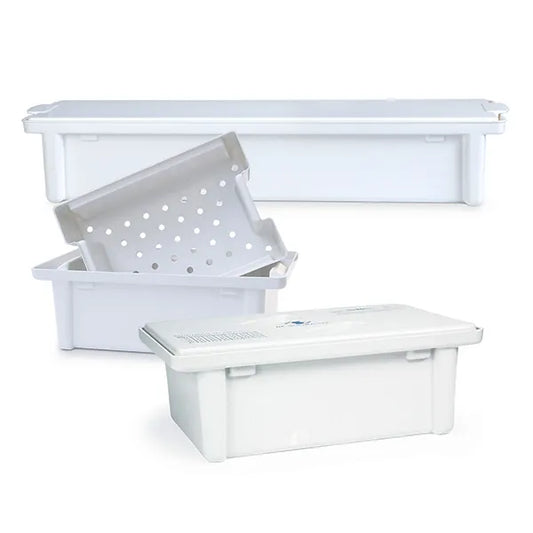 Abgebildet sind vier stapelbare weiße Kunststoffbehälter - einer mit gelochter Schale, einer mit Deckel und zwei offene - ideal für die Aufbewahrung medizinischer Instrumente als Dr. Schumacher Instrumentenwanne der Dr. Schumacher GmbH (1 Stück).
