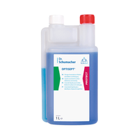Une bouteille d'un litre de nettoyant désinfectant concentré OPTISEPT® de la société Dr. Schumacher GmbH, munie d'un doseur, contenant un liquide bleu, avec un bouchon rouge et blanc et une étiquette blanche multilingue.