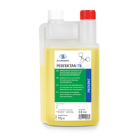 L'immagine mostra un flacone da 1 litro di Dr. Schumacher PERFEKTAN TB Disinfettante per strumenti, una soluzione disinfettante per uso medico prodotta dalla Dr. Schumacher GmbH. Il flacone contiene un liquido giallo ed è dotato di un dosatore bianco con indicatori di misurazione. L’etichetta riporta un testo multilingue che sottolinea l’«efficacia antimicrobica» e le proprietà «delicate sui materiali», con una fascia blu recante la scritta «PREVENT» sul lato destro.