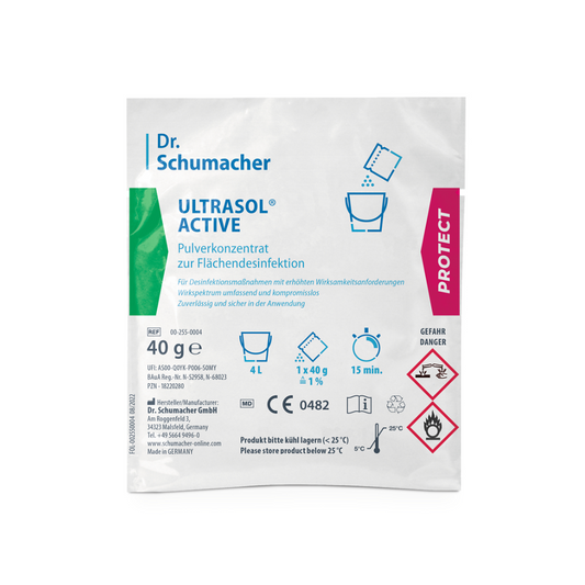 Eine weiße Packung Dr. Schumacher Ultrasol® Active Flächendesinfektion zur Flächendesinfektion. Die Packung hat grüne und rosa Abschnitte, mit verschiedenen Sicherheitssymbolen und Dosierungsanweisungen in deutscher Sprache. Das Nettogewicht beträgt 40 Gramm.