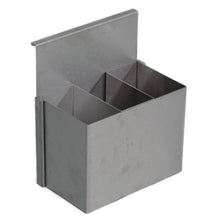 Der Novocal Edelstahlbehälter (250 x 150 x 300 mm) verfügt über drei rechteckige Fächer und eine flache Rückseite, die zum Aufhängen an einer Euroschiene in Werkstätten oder zum Befestigen an einer Oberfläche vorgesehen ist. Die Packung enthält 1 Stück.