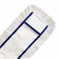 Eine Nahaufnahme zeigt den Arcora Universal Bw-Moppbezug Einfassband Blau der Arcora International GmbH mit weißem, rechteckigem Moppkopf, blauem Rand und Fransen, konzipiert für die professionelle Reinigung auf weißem Untergrund.