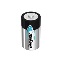 Una batteria cilindrica con involucro argentato e parte superiore nera, recante la scritta «Energizer Max Plus Mono D LR20 Batteria alcalina da 1,5 V | Confezione (20 pezzi)» prodotta da Energizer Deutschland GmbH, che offre una potente fonte di energia. Il logo Energizer e il dettaglio di colore blu sono visibili sulla parte anteriore, mentre la parte superiore presenta un polo positivo visibile.
