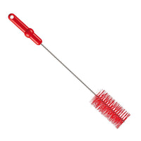 Une Haug Bürsten Brosse pour tuyaux KG PBT moyenne, 500 x ø60 mm, de couleur rouge, dotée de poils rigides et d'un long manche métallique fin, idéale pour le nettoyage des tuyaux, représentée sur fond blanc.