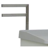 Gros plan sur le support Novocal F (330 mm), un porte-serviettes métallique muni de deux barres horizontales, fixé sur le côté gauche d'une armoire rectangulaire blanche. Marque : Novocal.