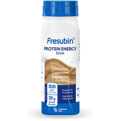 Eine weiße Kunststoffflasche Fresubin Protein Energy Drink 200 ml (Fresenius Kabi Deutschland GmbH) in der Geschmacksrichtung Cappuccino mit einem blau-braunen Etikett mit mehrsprachigem Text liefert 300 kcal und 20 g Eiweiß pro Flasche.