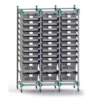 Le système de chariots à étagères Novocal FlexiStore, en aluminium anodisé, est composé d'un châssis de base doté d'étagères aérées et de roulettes, ce qui permet un stockage et un transport flexibles : il s'agit d'un système de chariots à étagères polyvalent.