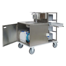 Der Novocal Feuerwehr-Hygienewagen verfügt über einen Edelstahlrahmen, Resopalvollkernplatten, ein eingebautes Waschbecken, einen offenen Stauraum, einen Seifenspender, robuste Räder und einen offenen Schrank mit Wasserbehältern und einem aufgerollten Schlauch im Inneren.