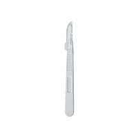 Un scalpel chirurgical gris en acier inoxydable est doté d'une lame courbée et d'un manche texturé pour une meilleure prise en main. Le nom de la marque « Servoprax GmbH » figure sur le manche. Ce scalpel Feather à usage unique est présenté sur un fond blanc et conditionné de manière stérile afin de garantir une hygiène optimale.
