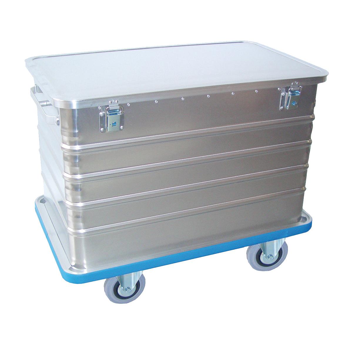 Ein Novocal Transportcontainer aus Aluminium mit Scharnierdeckel, rundumlaufender Stoßsicherung und zwei Verschlüssen, montiert auf einem blauen Rolluntersatz für einfache Mobilität.