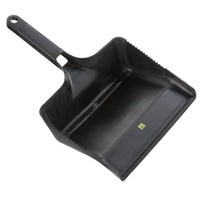 La pelle à poussière ESD CARRÉE, SANS LÈVRE, NOIRE (350 x 222 x 110 mm) de Haug Bürsten Le modèle KG est doté d'une poignée striée et d'un petit autocollant jaune sur fond blanc, ce qui le rend idéal pour les environnements sensibles aux décharges électrostatiques.