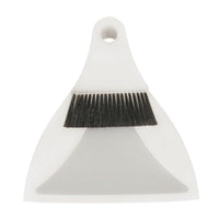 Le KIT DE BALAYAGE FLEXI / BALAYETTE DE TABLE EN POLYESTER, ø 0,20 mm, SOUPLE de Haug Bürsten KG est un ensemble composé d'une pelle à poussière blanche compacte et d'un balai à main assorti doté de poils noirs, au design minimaliste et muni de trous de suspension : l'outil de nettoyage idéal pour la maison.
